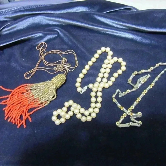 3 ASSORTED NECKLACES VARIOUS STYLES/COLORS/MATERIAL GOOD CONDITION - Picture 1 of 4